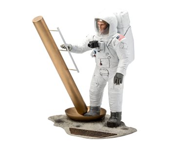 Revell Apollo 11 Astronaut on the Moon 1:8 Scale